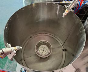Machine de revêtement à rotation à 24 stations pour produits moulés en pâte à papier