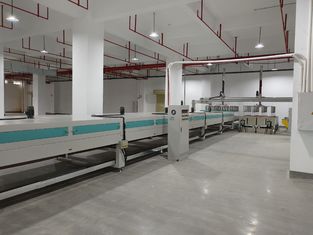 Machine de revêtement à rotation à 24 stations pour produits moulés en pâte à papier