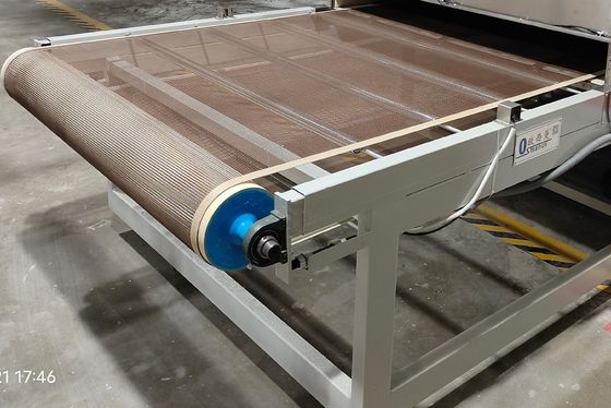 Une ligne de séchage et de stérilisation micro-ondes de haute précision pour les aliments. Conçue sur mesure pour la qualité et l'efficacité.