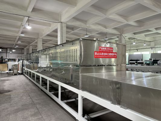 Système de séchage à micro-ondes économe en énergie pour le moulage de la pâte à papier: chauffage interne rapide et uniforme