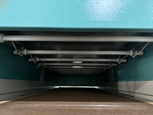 Un four de séchage infrarouge à grande vitesse pour le moulage de pâte à papier.