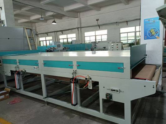 Un four de séchage infrarouge à grande vitesse pour le moulage de pâte à papier.