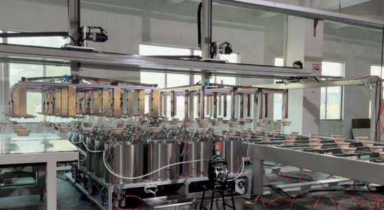 Cellule robotisée modulaire à 24 stations pour le revêtement interne de pâte moulée par centrifugation – Production flexible
