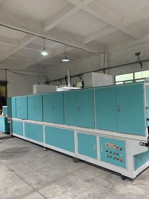 Système de traitement laser excimer industriel. L'intégration flexible de la ligne de production et des paramètres entièrement personnalisables.
