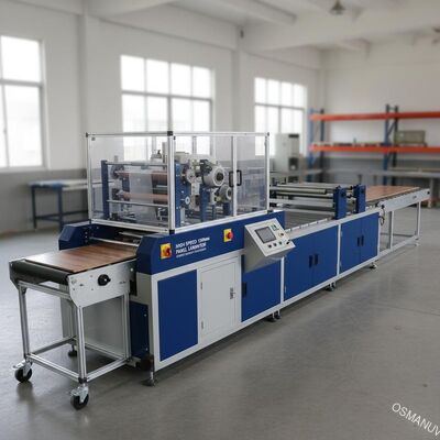 Machine de laminage à grande vitesse de panneaux larges de 1300 mm pour les surfaces de meubles résistantes aux rayures