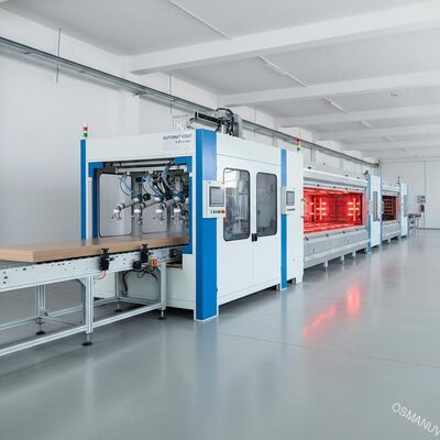 Ligne automatique de revêtement par pulvérisation à grande vitesse pour les panneaux de meubles 5-20 m/min Production avec configuration de pistolet personnalisable pour le MDF et le carton à particules