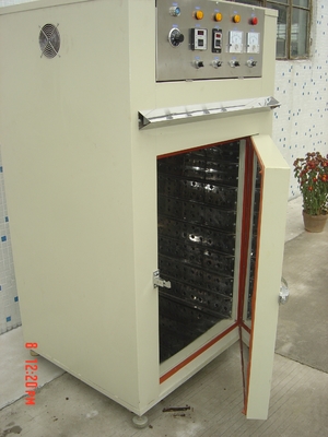 Un four à température constante d'un an avec des dimensions extérieures de 600 mm x 600 mm x 800 mm