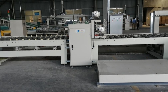 Machine de laminage automatique de film de remontage avec une largeur de 1600 mm et une capacité de 3000 kg