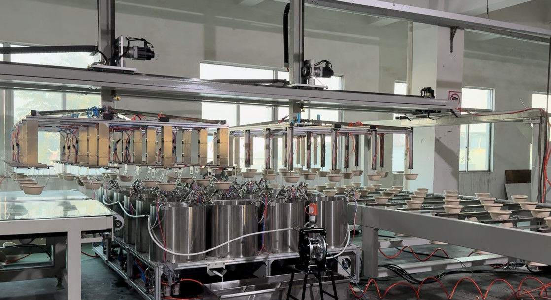 Machine de revêtement à rotation à 24 stations pour produits moulés en pâte à papier