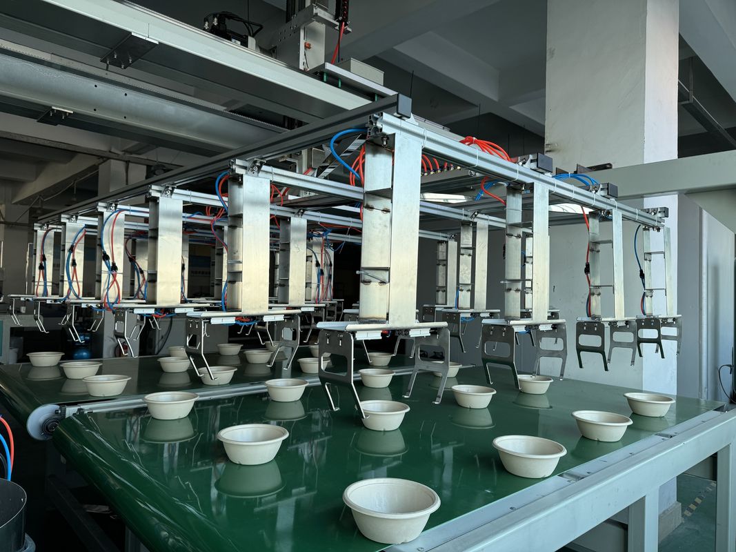 Ligne d'enduction par centrifugation à grande vitesse à 24 stations avec étanchéité pour contenants alimentaires moulés en pâte à papier