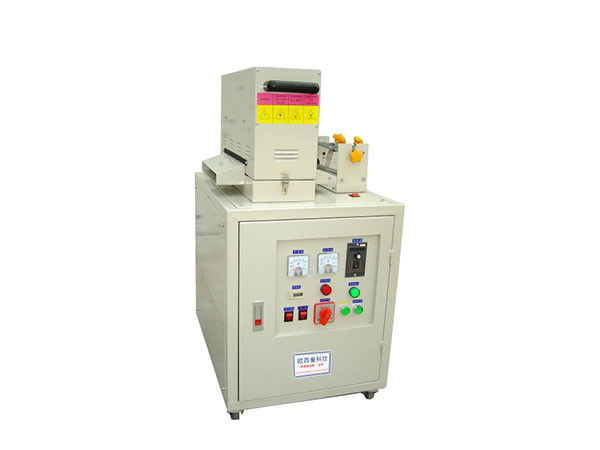 Surface auto-adhésive de label imprimant l'encre UV ou vernir l'irradiation légère violette UV traitant la machine