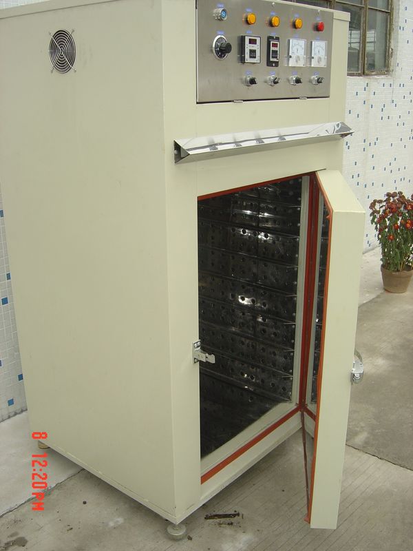Un four à température constante d'un an avec des dimensions extérieures de 600 mm x 600 mm x 800 mm