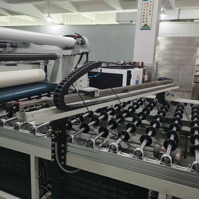 Machine de laminage à grande vitesse de panneaux larges de 1300 mm pour les surfaces de meubles résistantes aux rayures