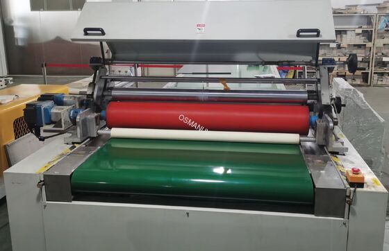 Le revêtement industriel à rouleaux avec une largeur de revêtement personnalisable jusqu'à 2500 mm et un système de précision à deux rouleaux pour une compatibilité polyvalente des matériaux