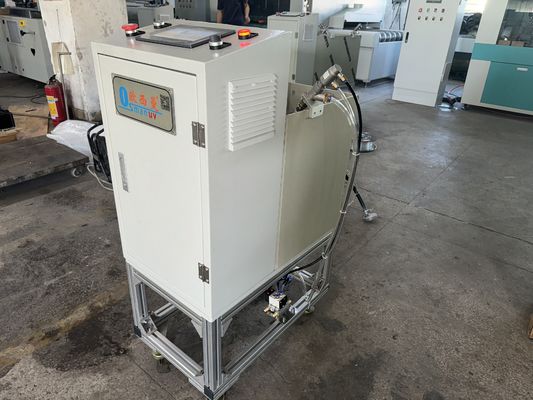 La machine de revêtement UV est compacte pour un revêtement parfait.