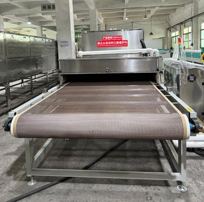 Système de séchage à micro-ondes économe en énergie pour le moulage de la pâte à papier: chauffage interne rapide et uniforme