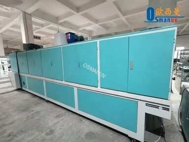 Ligne de revêtement à touches douces excimère continue de 172 nm pour le bois et les panneaux largeur personnalisable (600-2100 mm) et niveau de brillance (1-10 GU)